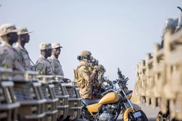 Des soldats de la Force unifiée de l’AES en action sur des engins militaires