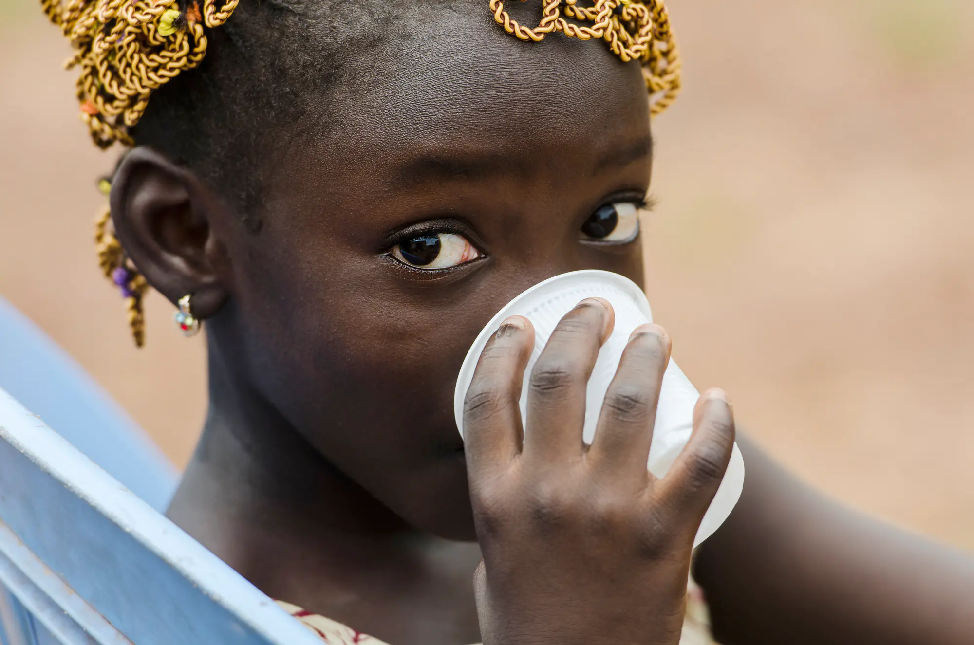 Le choléra se transmet par ingestion d'eau ou d'aliments contaminés