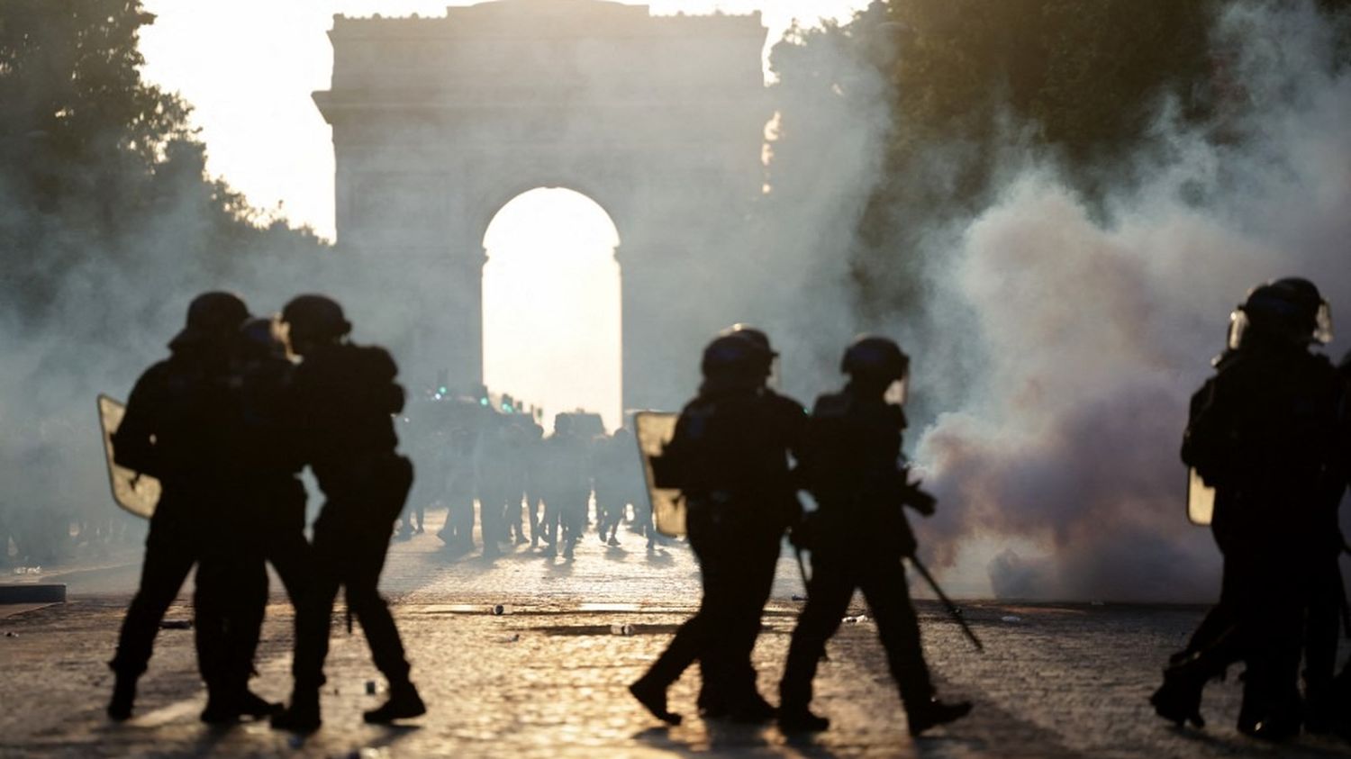 Nuit de liesse parisienne : des célébrations du PSG émaillées de graves incidents et centaines d&rsquo;interpellations