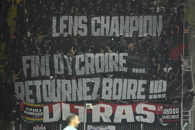 Le choc des banderoles entre supporters du Paris Saint-Germain et de Lens à Bollaert