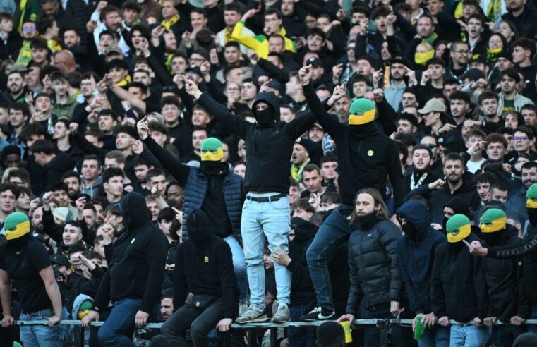 Derniers matchs de ligue 1 : des supporteurs cagoulés envahissent les terrains à nantes et nice