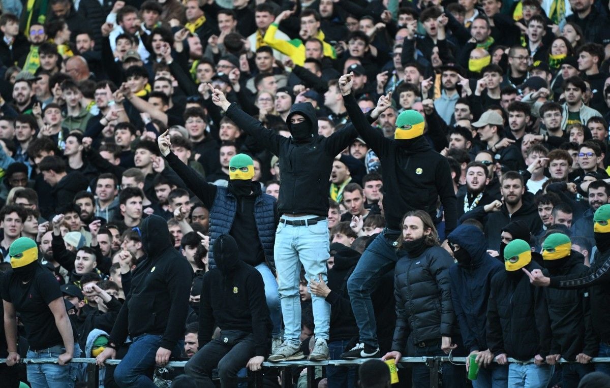 Derniers matchs de ligue 1 : des supporteurs cagoulés envahissent les terrains à nantes et nice
