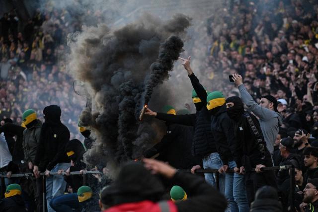 Envahissement de terrain à nantes : le fc condamne les débordements de ses supporters