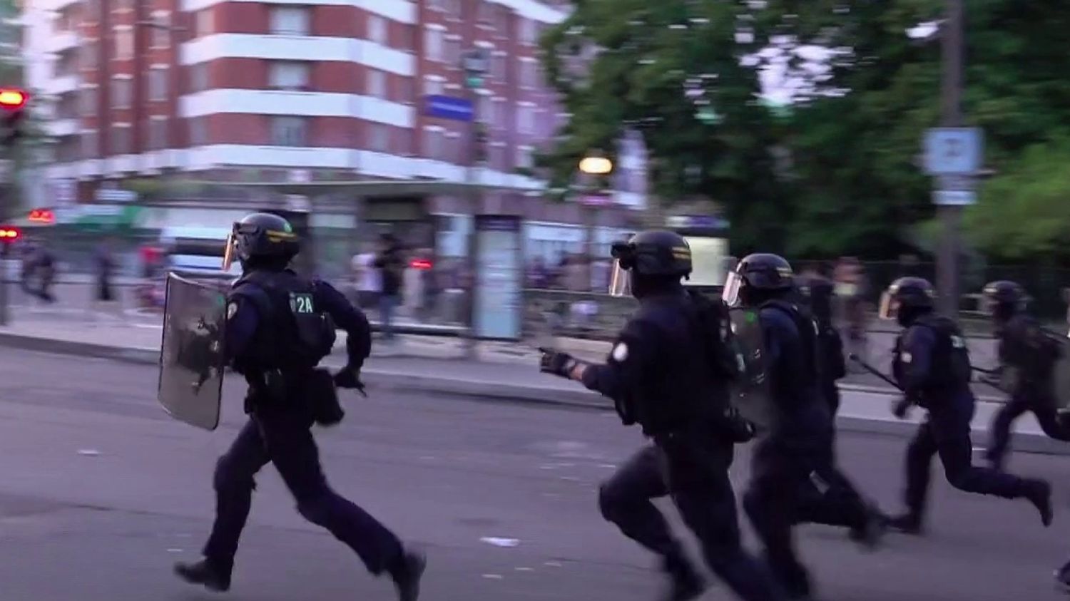 Émeutes et interpellations massives après la victoire du psg en ligue des champions