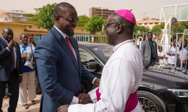 Pèlerinage à Popenguine : Sonko rencontre Monseigneur André Guéye pour échanger sur les valeurs spirituelles
