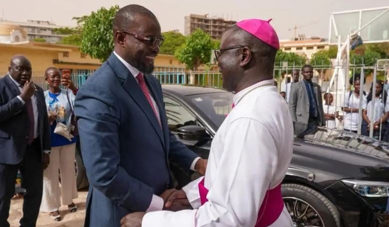 Pèlerinage à Popenguine : Sonko rencontre Monseigneur André Guéye pour échanger sur les valeurs spirituelles