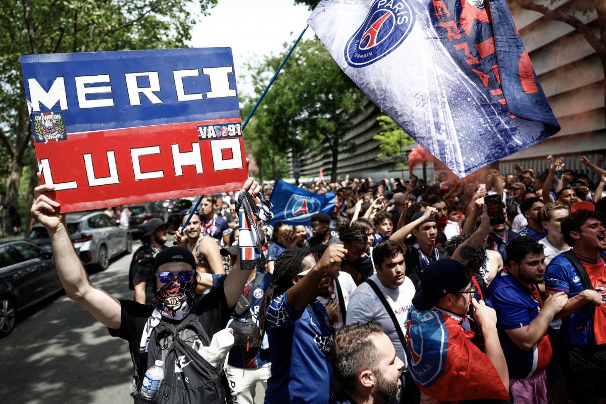 Le Parc des Princes en ébullition avant la finale de la Ligue des champions entre le PSG et Arsenal