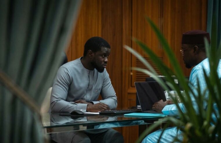 Faye destitue Sonko et son gouvernement au Sénégal : un tournant politique majeur