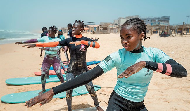 Le surf, une vague d&rsquo;espoir pour le retour à l&rsquo;école des jeunes filles à Dakar