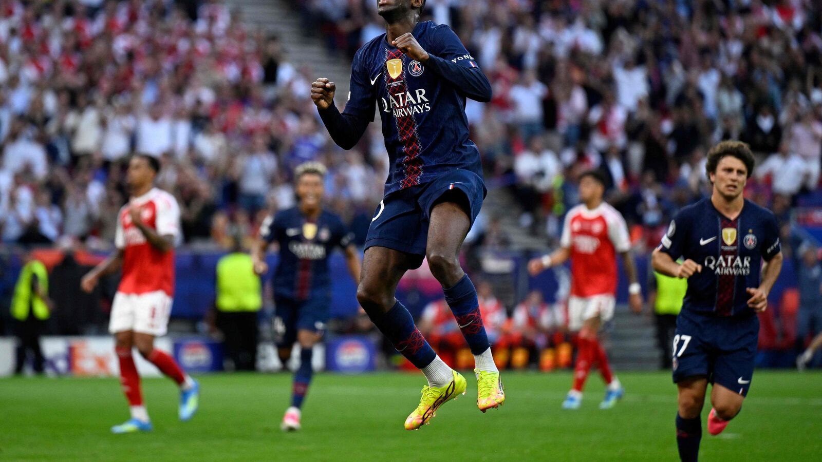 Psg arsenal : dembélé égalise en fin de match sur penalty à la 65ème minute