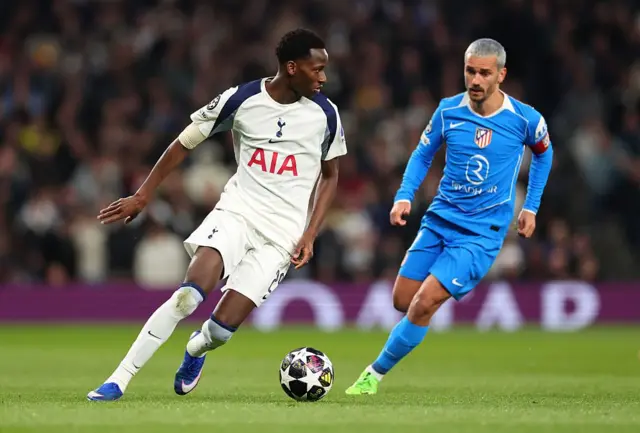 Pape Matar Sarr (Tottenham) court avec le ballon sous la pression d’Antoine Griezmann (Atlético de Madrid) lors du match retour des huitièmes de finale de l’UEFA Champions League 2025/26 le 18 mars 2026 à Londres.
