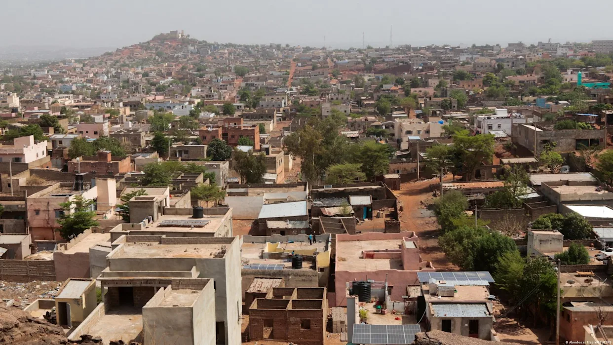 Véhicules incendiés par des djihadistes sur les routes du Mali, bloquant l'accès à Bamako