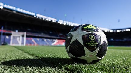 Un ballon officiel de la Ligue des champions 2026 sur la pelouse du Parc des Princes.