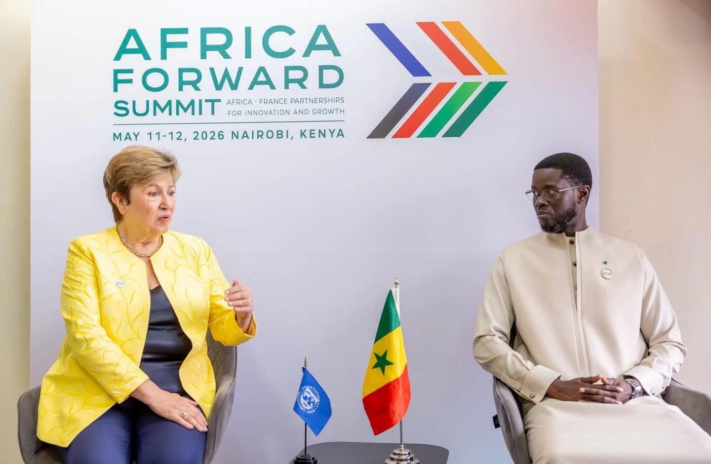 Kristalina Georgieva et Bassirou Diomaye discutant des réformes économiques