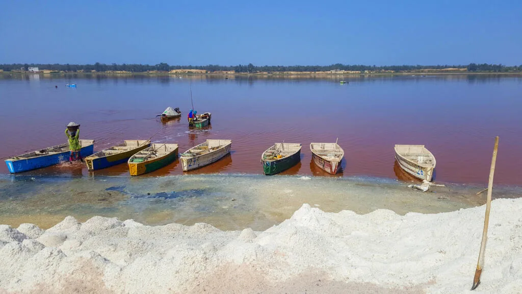 Vue du Lac Rose avec dunes de sable et océan