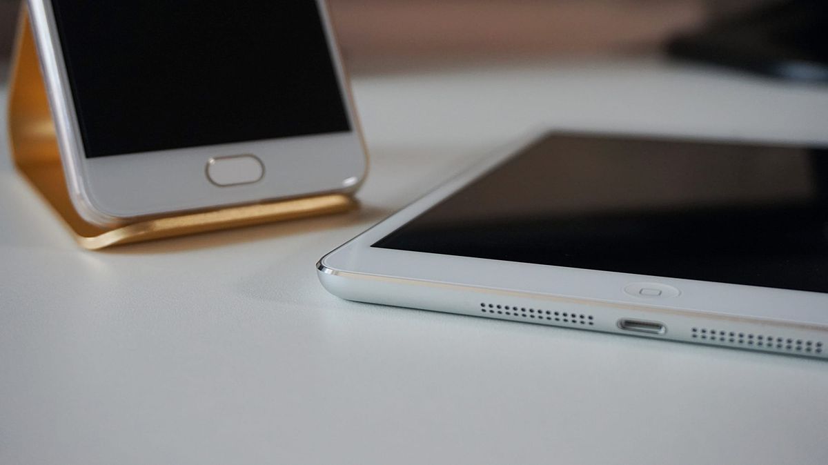 jeunes tchadiens utilisant des smartphones pour des jeux en ligne