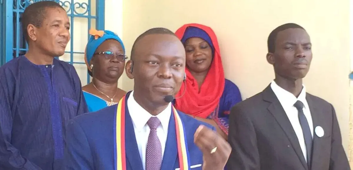 Un manifestant brandit une pancarte 'Libérez Succès Masra' lors d'un rassemblement à N'Djamena