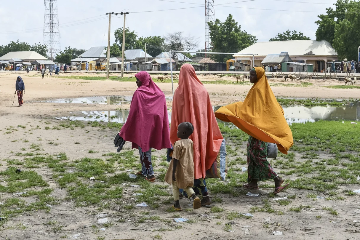 Des habitants et proches des victimes marchent vers Babban Gide après une attaque attribuée à Boko Haram. Au moins 81 personnes ont péri lors d'une attaque menée par des djihadistes dans l'État de Yobe, au nord-est du Nigeria.