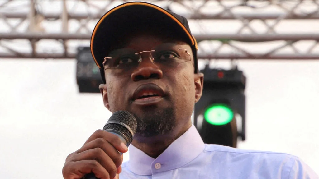 Ousmane Sonko lors d'une conférence de presse au Sénégal