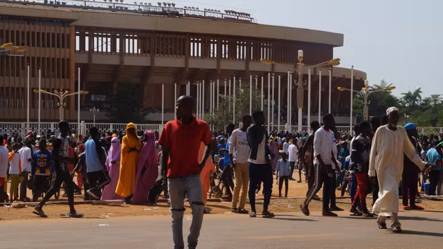 Des Nigériens réunis près du stade Général-Seyni-Kountché à Niamey lors d’une séance de recrutement pour une milice civile en août 2023