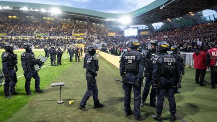 Intervention des forces de l'ordre pendant le match entre Nantes et Toulouse à la Beaujoire.