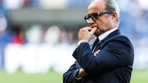 Portrait du président du PSG, Luis Campos, lors d'une annonce de transfert