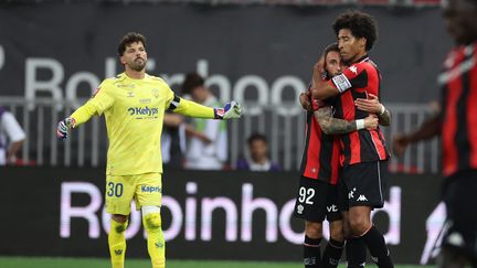 Les joueurs niçois Jonathan Clauss et Dante célèbrent un but contre Saint-Étienne lors du barrage retour en Ligue 1/Ligue 2