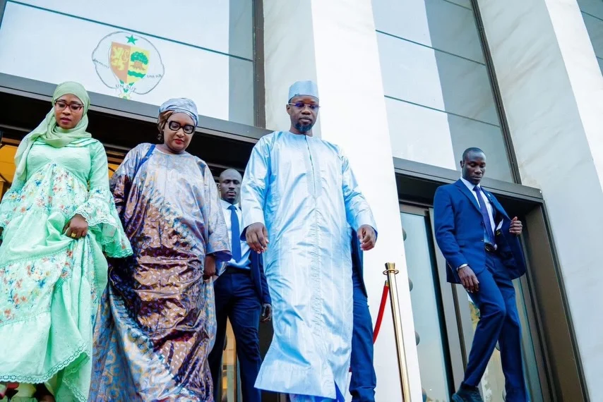 moment de la passation de service à la primature avec ousmane sonko et al aminou lo