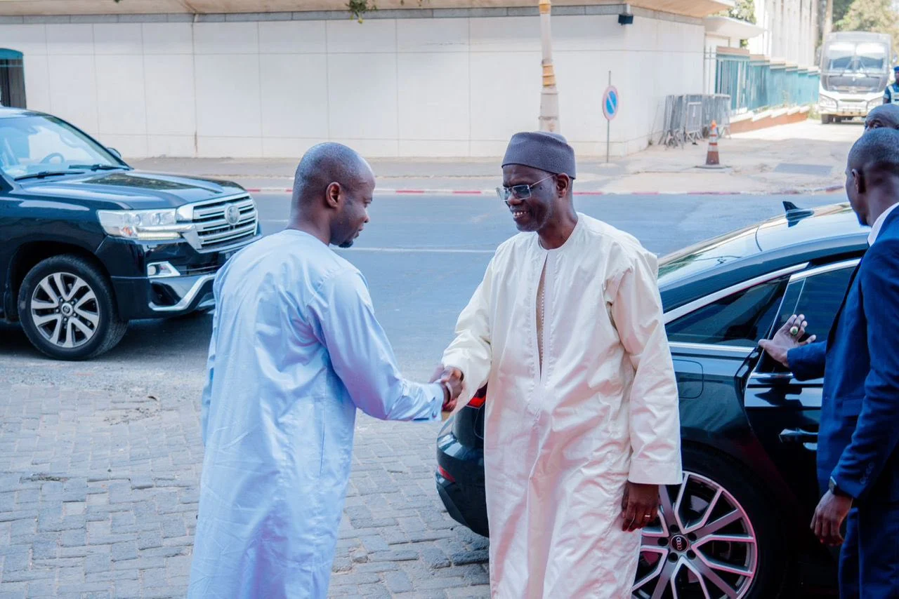 photos officielles de la transition à la primature entre ousmane sonko et al aminou lo