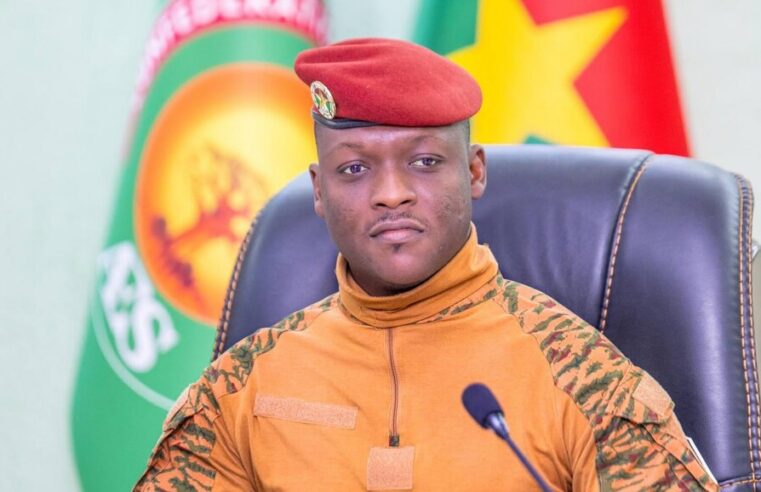 Restrictions au Burkina Faso : suspension d&rsquo;associations musulmanes après une arrestation controversée