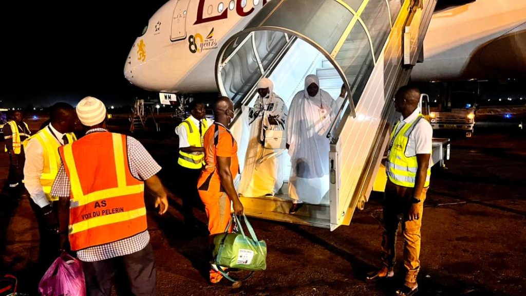 Premier vol retour hadj 2026 : les pèlerins burkinabè prient pour le Burkina Faso