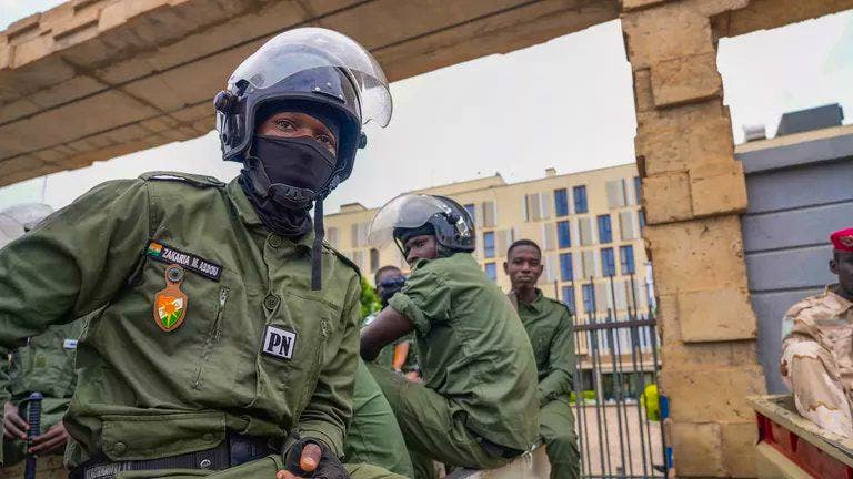 Attaque sanglante contre l&rsquo;aéroport de Niamey au Niger : le bilan s&rsquo;alourdit