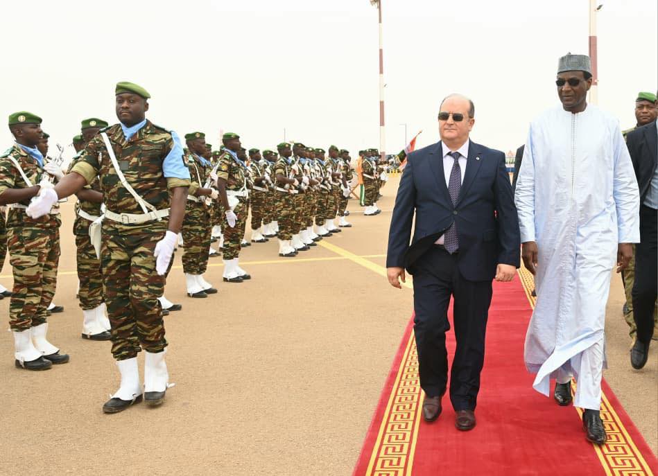 Visite du Premier ministre algérien au Niger : départ de Niamey après des engagements majeurs