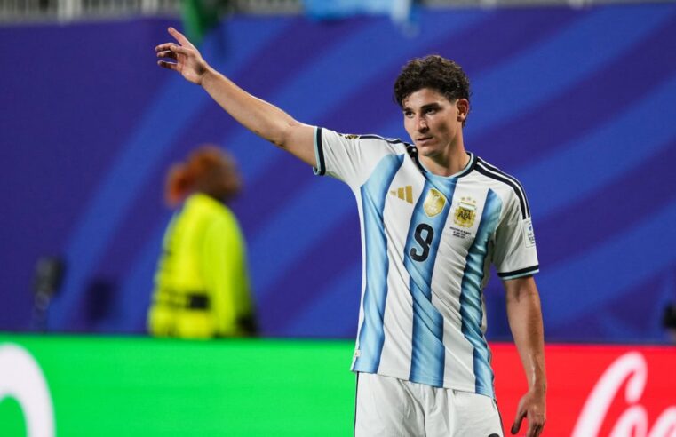 Transfert de julian alvarez : l’atletico madrid contre le fc barcelone