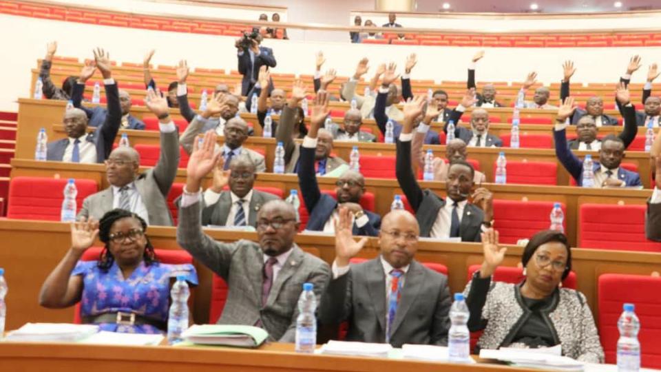 Marathon législatif au Gabon : l&rsquo;Assemblée nationale adopte 18 projets de loi en une seule séance