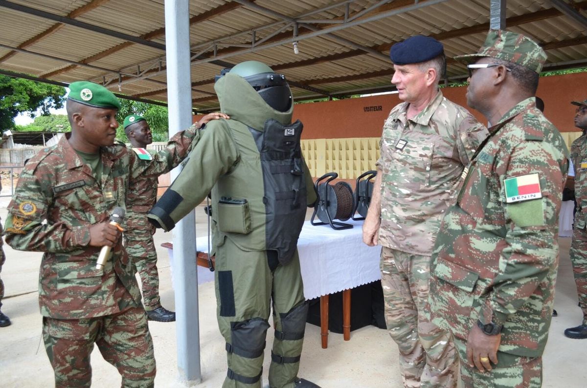 Coopération militaire : la France livre du matériel de déminage de pointe au Bénin