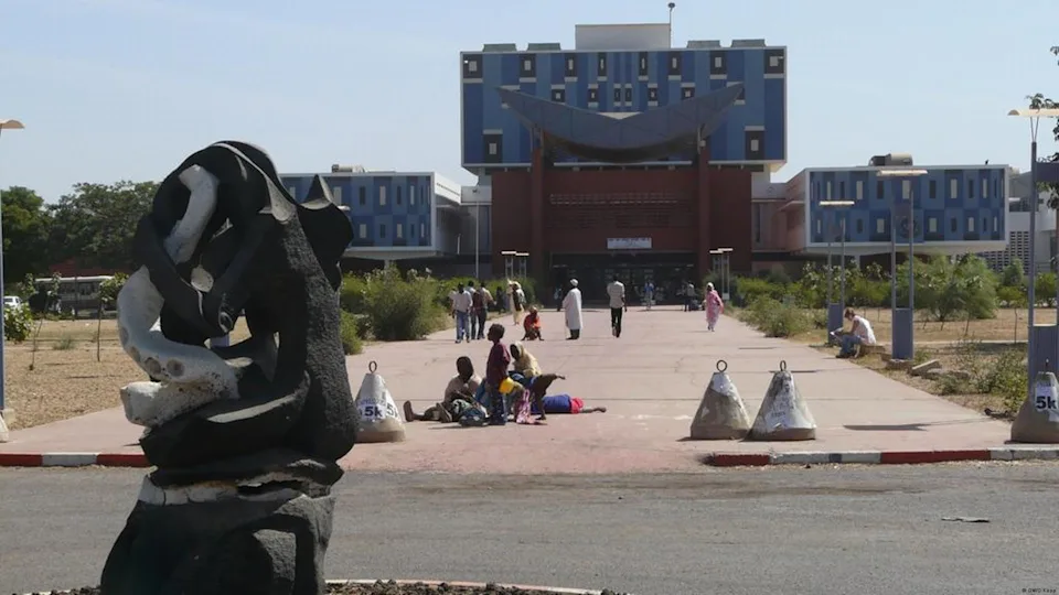Au cœur de Dakar, les étudiants s’interrogent sur l’avenir politique du pays après la rupture entre Diomaye Faye et Sonko.