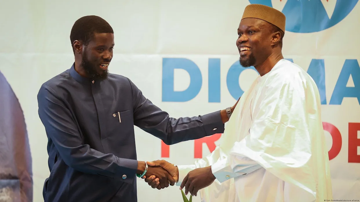 Un climat de tensions politiques s'est installé au Sénégal après les conflits d'autorité entre l'ancien Premier ministre et le président Diomaye Faye en 2025.