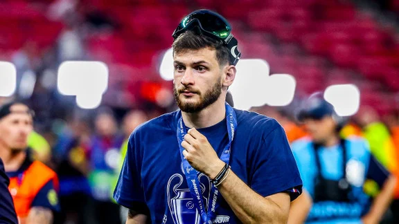 Khvicha Kvaratskhelia, joueur du PSG, célébrant un but en Ligue des Champions