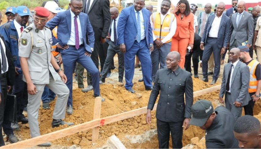 Le président gabonais Oligui Nguema lors d'une visite sur un chantier de construction
