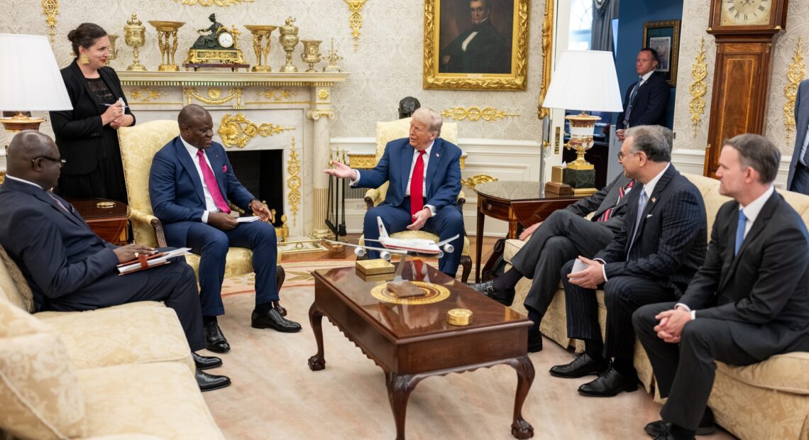 Les présidents Oligui Nguema et Donald Trump lors d'une rencontre à Washington