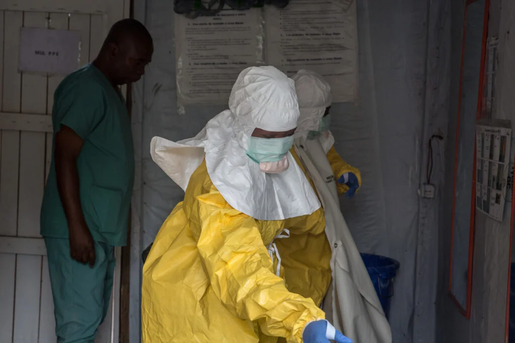 soignant en combinaison de protection face à l'épidémie d'Ebola en RDC
