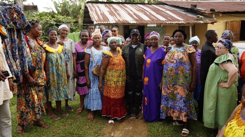 La ministre du Tourisme durable et de l'Artisanat du Gabon, Marcelle Ibinga, échange avec des femmes locales dans la région du Woleu-Ntem