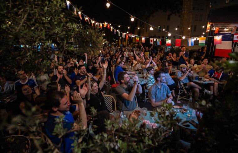 Ambiance festive et calme à Paris après la victoire de la France face au Maroc