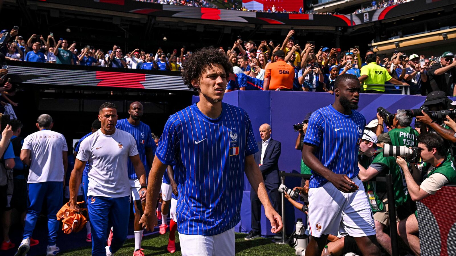 Maghnes akliouche : un parcours semé d’embûches entre bleus et ambitions parisiennes