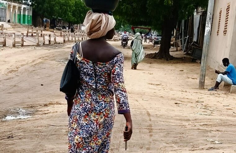 Tchad : une lycéenne de N&rsquo;Djamena vend du manioc pour payer ses études
