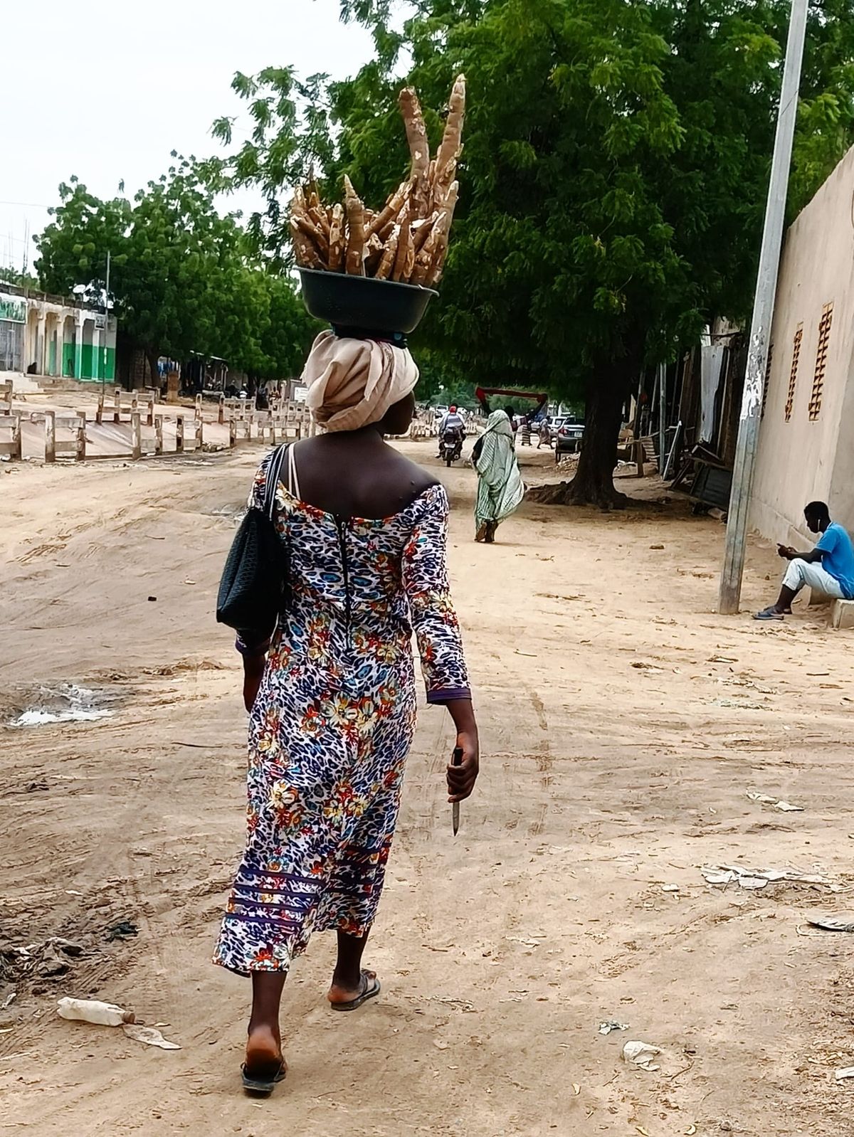 Tchad : une lycéenne de N&rsquo;Djamena vend du manioc pour payer ses études