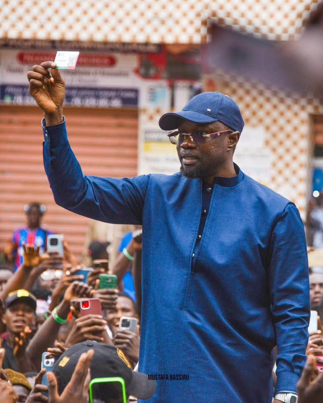 Ousmane Sonko défie le temps : son voyage dans la banlieue dakaroise électrise les foules