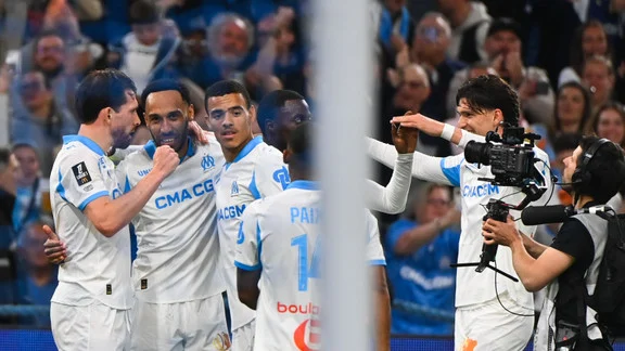 Joueurs de l'OM en pleine discussion lors du mercato