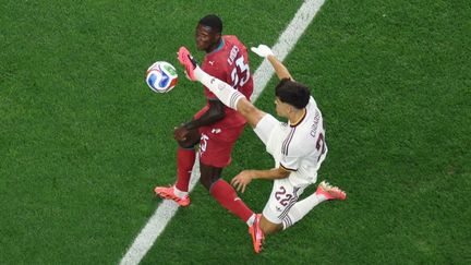 Affrontement entre le latéral portugais Nuno Mendes et un joueur espagnol lors du choc des 8es de finale de la Coupe du monde 2026